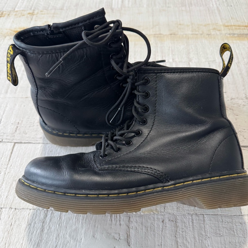 Dr. Martens Delaney Black Leather 8 Eye‎ Boots Youth size 3 EU size 34 Combat